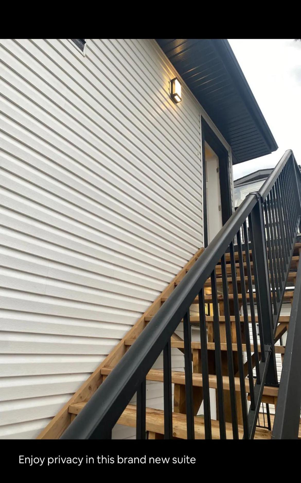 With Convenience - Proximity To Essential Places And Market Price!! Villa